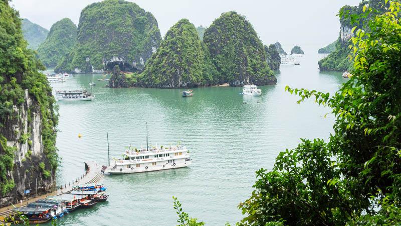 Udsigt over halong bay i Vietnam